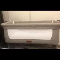 تخت کنار مادر هانا بهمراه ساک