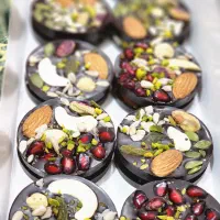 شکلات دست ساز لاکچری با آجیل ۷مغز سفارشی یلدا