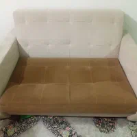 یک عدد مبل راحتی دونفره سالم و تمیز