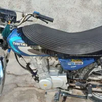 یک عدد موتور سیکلت پارکینگی