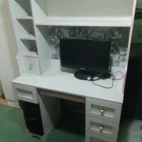 میز تحریر و کامپیوتر