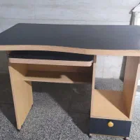 میز تحریر و کامپیوتر