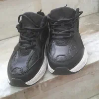 یک جفت کتونی ویک جفت بوت کودک