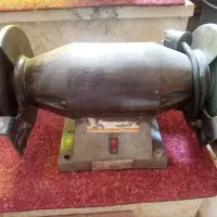 سنگ چرخ محک ویک  گیره رو میزی و یک عدد فرز انگشتی