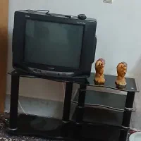 تلویزیون بهمراه میز