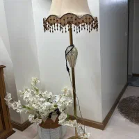 آباژور ایستاده