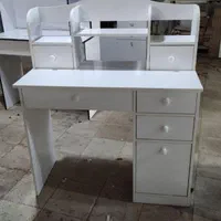 میز تحریر و کامپیوتر
