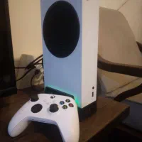 ایکس باکس سری اس همراه با یک دسته همراه یک فن