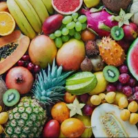 یکنفر کارگر ماهر میوه فروشی