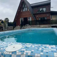 اجاره-کلبه-سویسی-استخر-روباز-چهارفصل