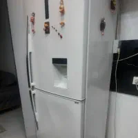 یک دستگاه یخچال کمبی تمیز بدون خط و خش و پوسیدگی