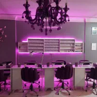 اجاره-تخت-مژه-کراتین-و-رنگ-میز-ناخن-اپلاسیون