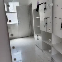 یک عدد آینه قدی شیک و تمیز