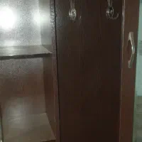 یک عدد کمد جا کفشی و جا لباسی و ویترینی