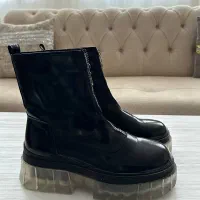 بوت مردانه زیر شیشه ای