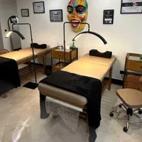 تخت مژه و میز ناخنکار