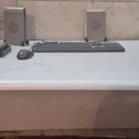 میز تحریر و کامپیوتر با پایه فلزی