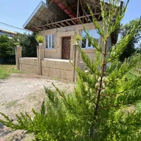 ویلا دوخوابه ۹۰ متری باتراس وحیاط،نوساز وسرسبز