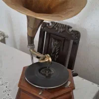 گرامافون و ساعت دیواری چینی مرغی آیینه کنسول مجسمه