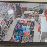 فروشنده فروشگاه غذایی خانم اتباع