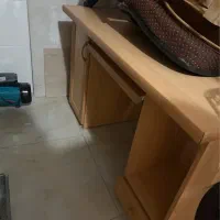 میز تحریر و‌کامپیوتر