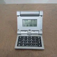 1عدد ساعت کامپیوتری روی میزی به رنگ خاکستری