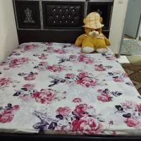 تخت خواب ب همراه دو عدد باکس دو کشو