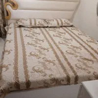 تخت دونفره همراه تشک و میز آرایش