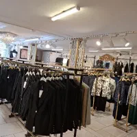 فروشنده خانم ماهر در پوشاک.خیام