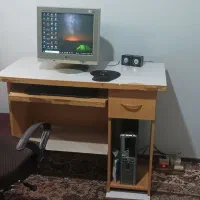 کامپیوتر به همراه میز و صندلی...