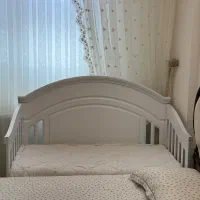 تخت کنار مادر