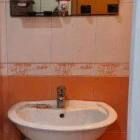 سنگ روشویی و آینه صحیح و سالم