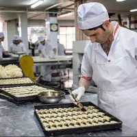 لوازم کارگاه قنادی به قیمت مناسب فروخته می شود