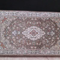 یک جفت پشتی قالینی تراکم بالا ومقداری لوازم درحدنو