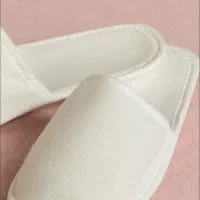 تعدادی دمپایی هتلی
