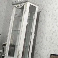 جا دکوری چوبی با یه میز تلفظیون