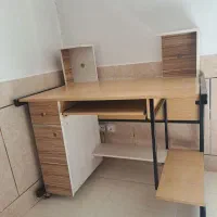 میز کامپیوتر با پروفیل آهنی