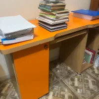 میز تحریر و کامپیوتر