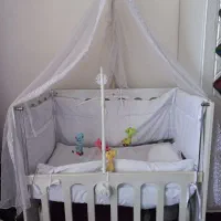 تخت گهواره ای کنار مادر