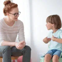 پرستار خانم برای دختر بچه
