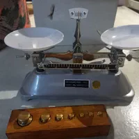 ترازوی انتیک با سنگ