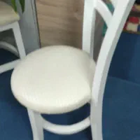 میز ناهارخوری تمیز و سالم سفید رنگ