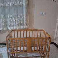 تخت کنار مادر