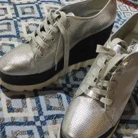 یک جفت کفش زنانه با کف ضخیم