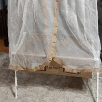 تخت کنار مادر