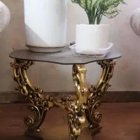 میز عسلی، جلو مبلی طلایی