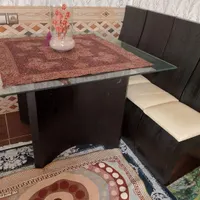 یک عدد میز نهار خوری چهار نفره