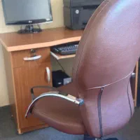 کامپیوتر و میز و صندلی