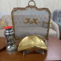 چراغ توری و منقل زغال و جلوی شومینه همه عتیقه