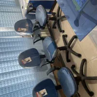 میز تعدادی صندلی کتابخونه اداری در حد